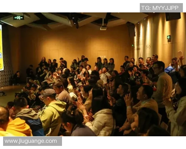 足球麻花的魅力与激情探秘：从场上到场下的精彩瞬间与故事